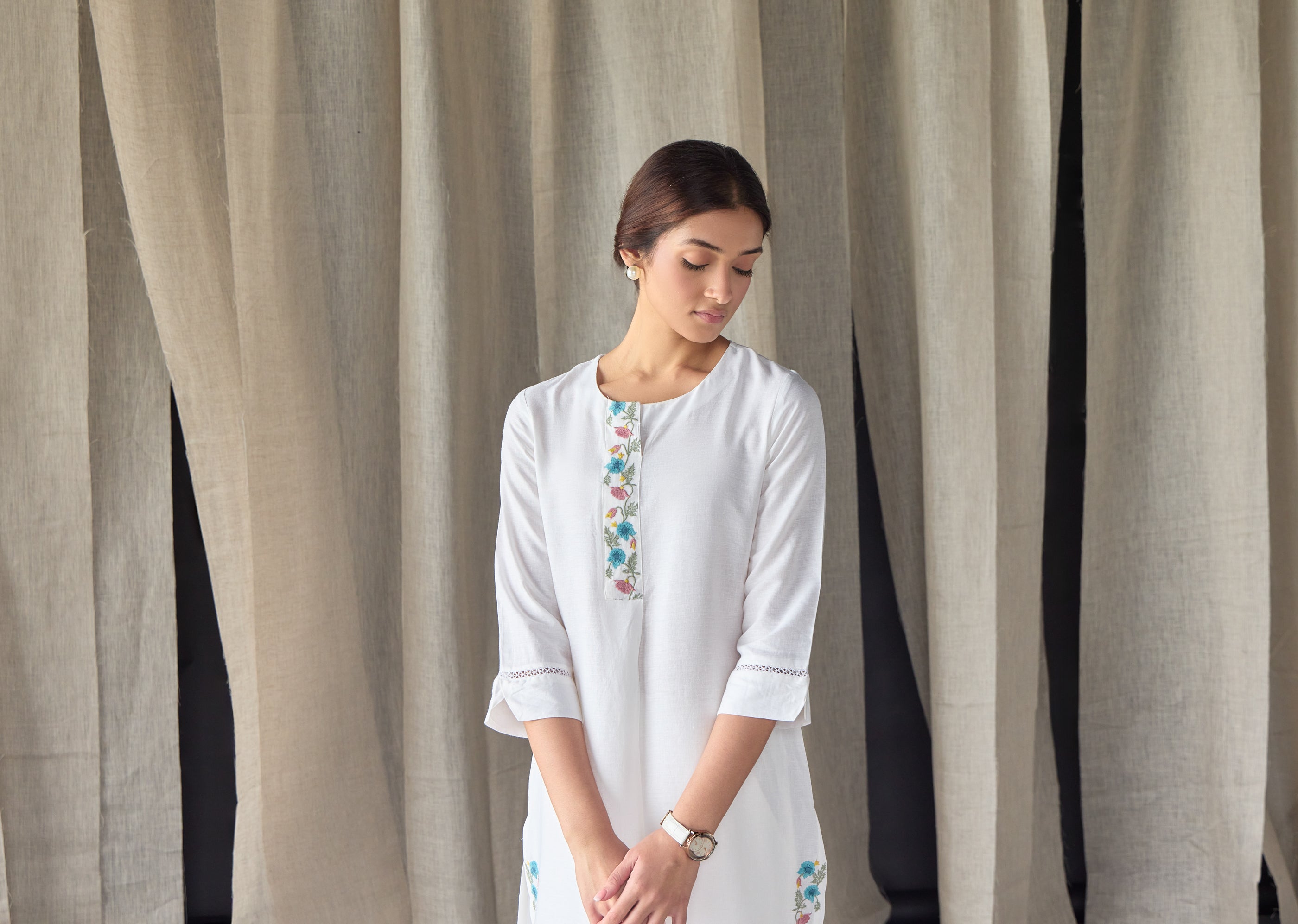 White Floral Embroidered Kurta Set - Mokshaa