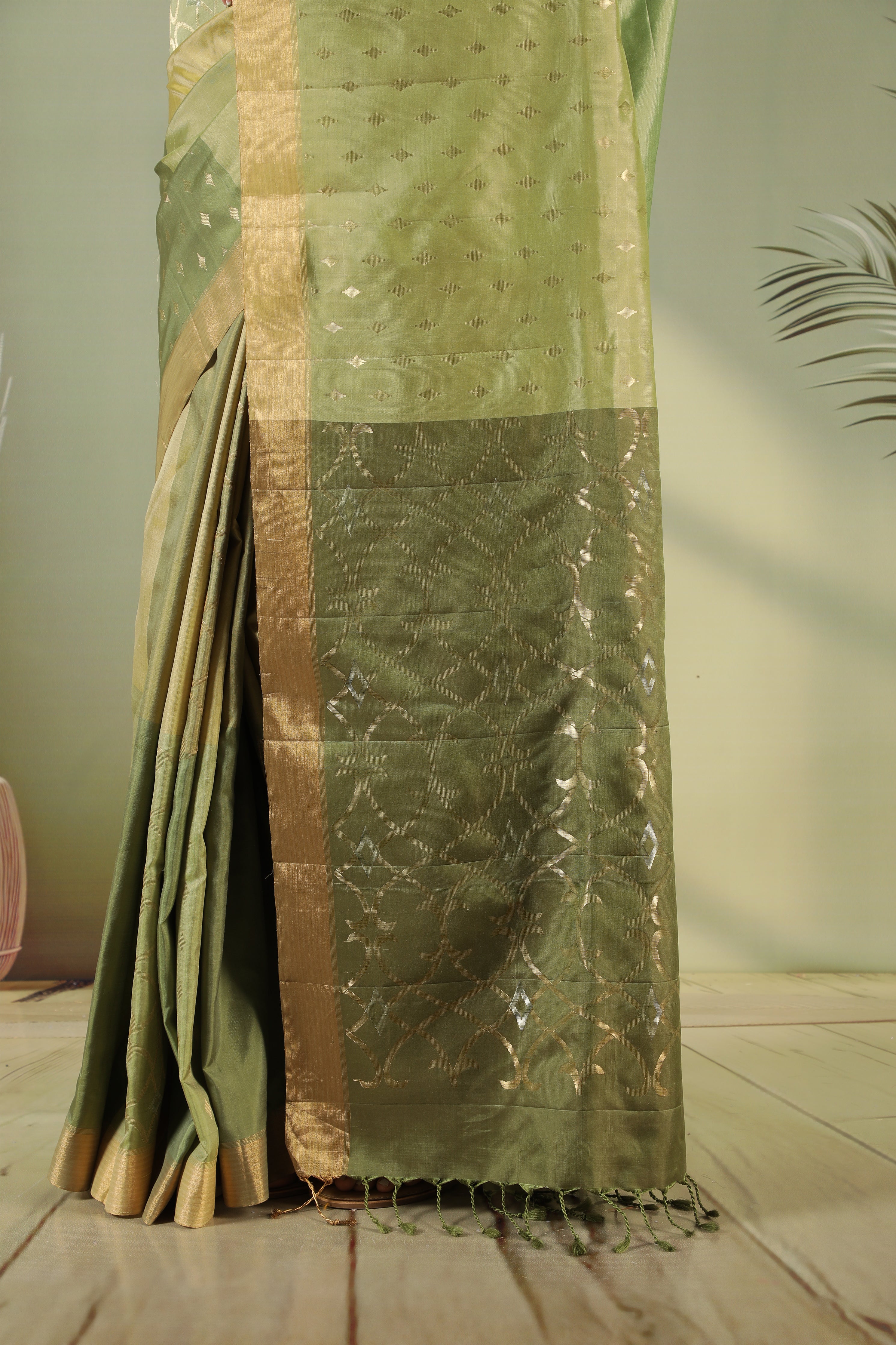Dual-Tone Green Soft Silk Saree with All Over Butti & Jaal